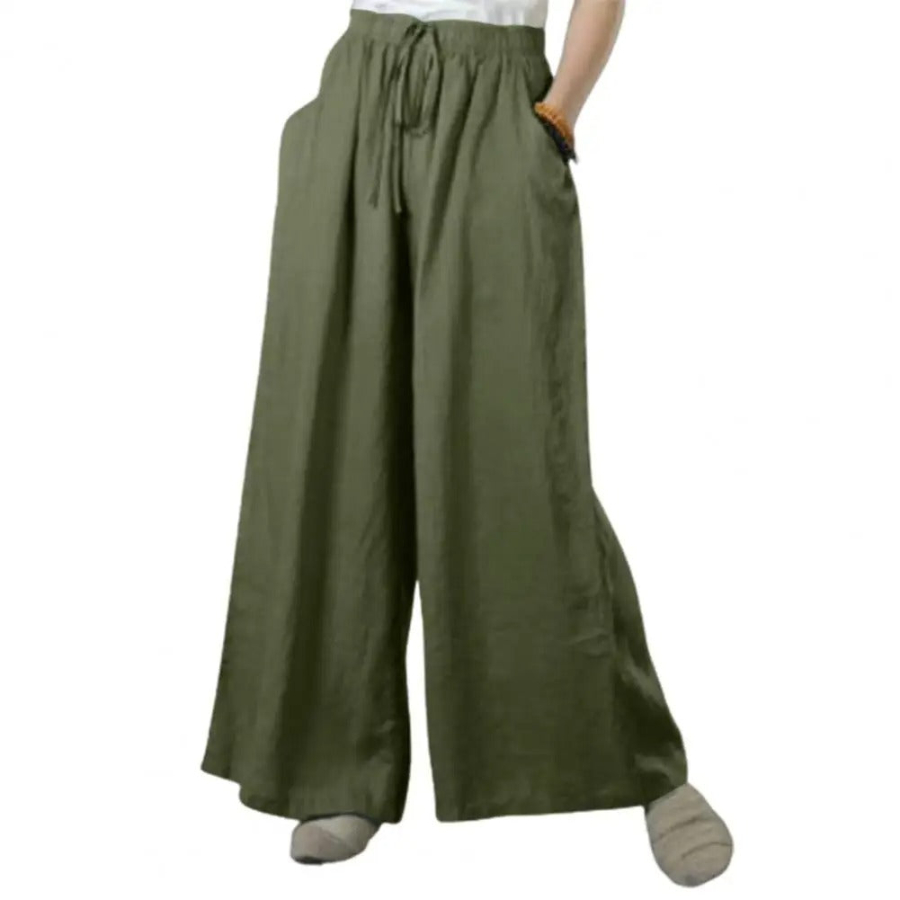 Modell i trendy vide ben bukser, viser en avslappet og komfortabel look med høy midje.