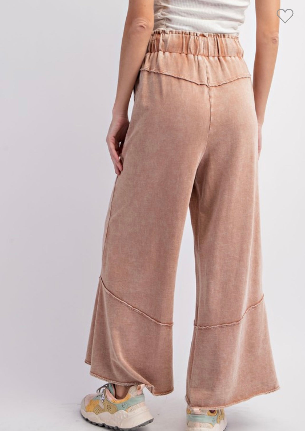 Avslappede damebukser med vide ben og trendy mineralvask. Ideelle komfortbukser for en stilfull hverdagslook.