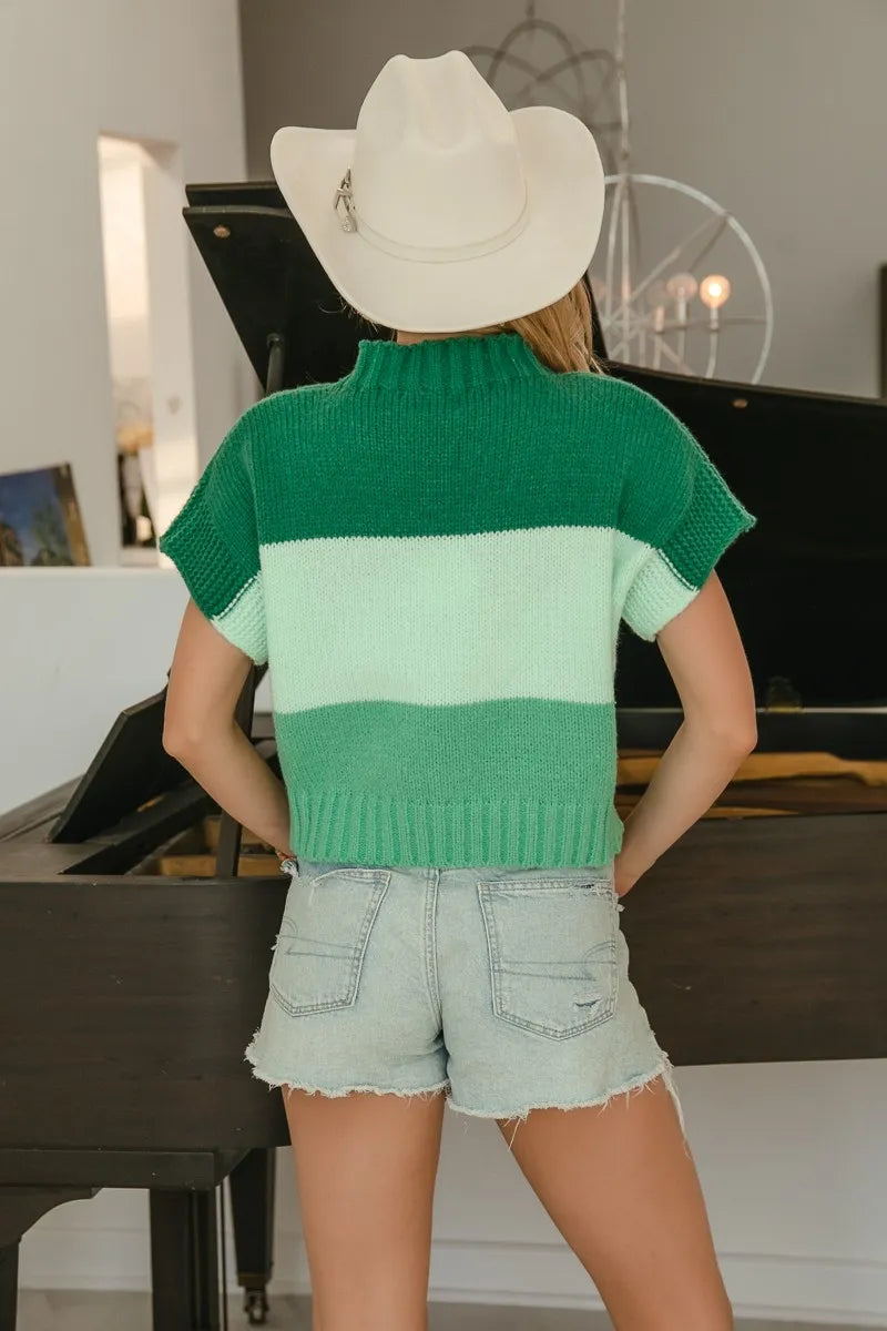 Festlig og trendy damegenser med unike fargeblokker og fint kløverbroderi. Perfekt for vintermote.