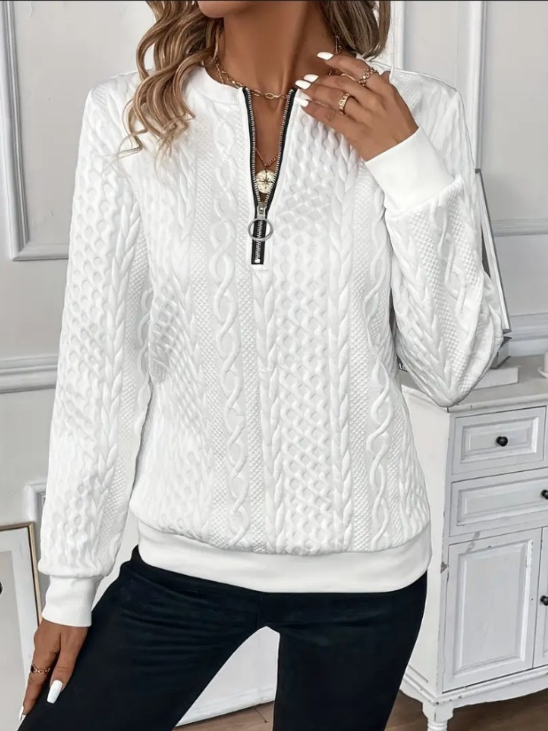 Komfortabel damegenser med halv glidelås, ideell som loungewear eller avslappet fritidsklær.