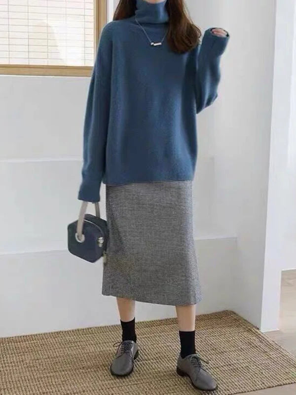 Hoftelang ribbestrikket damegenser med polokrage. Perfekt for en avslappet og elegant stil.