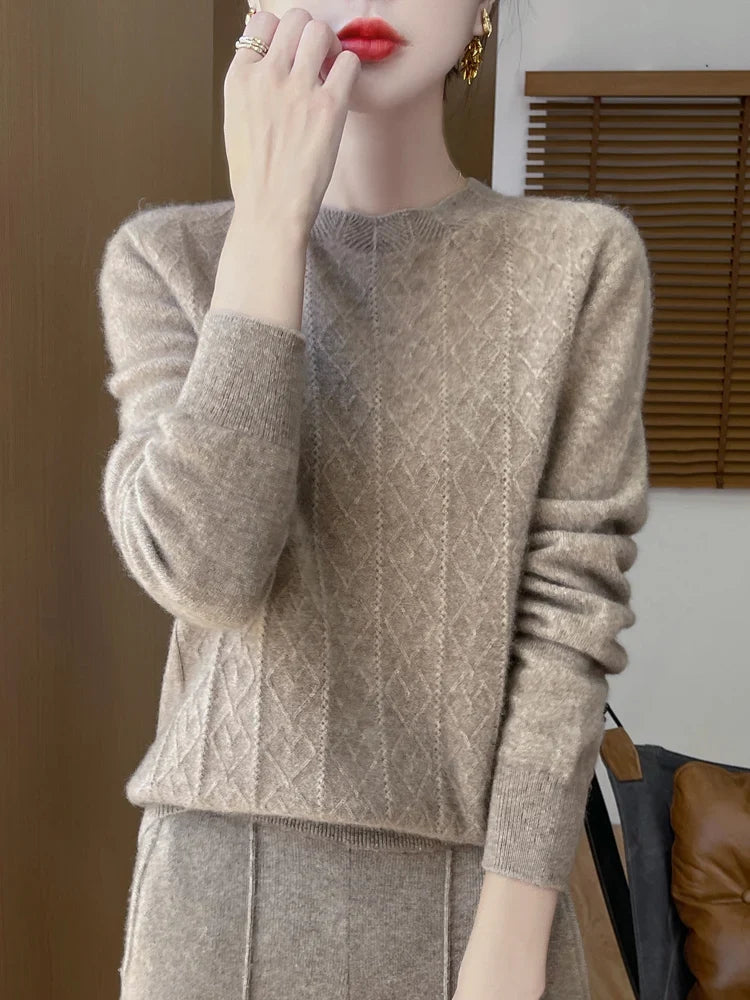 Modell iført elegant damegenser med rund hals. Viser god passform og tidløs stil.