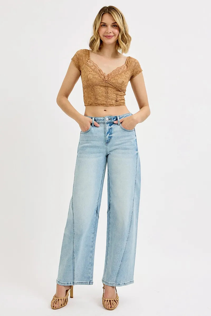 Komfortable damejeans med middels midje og moderne barreljeans-passform for hverdagsbruk.