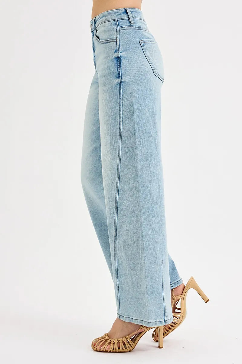 Stilige damejeans med unike fatben og middels midje, ideelle for et trendy moteuttrykk.
