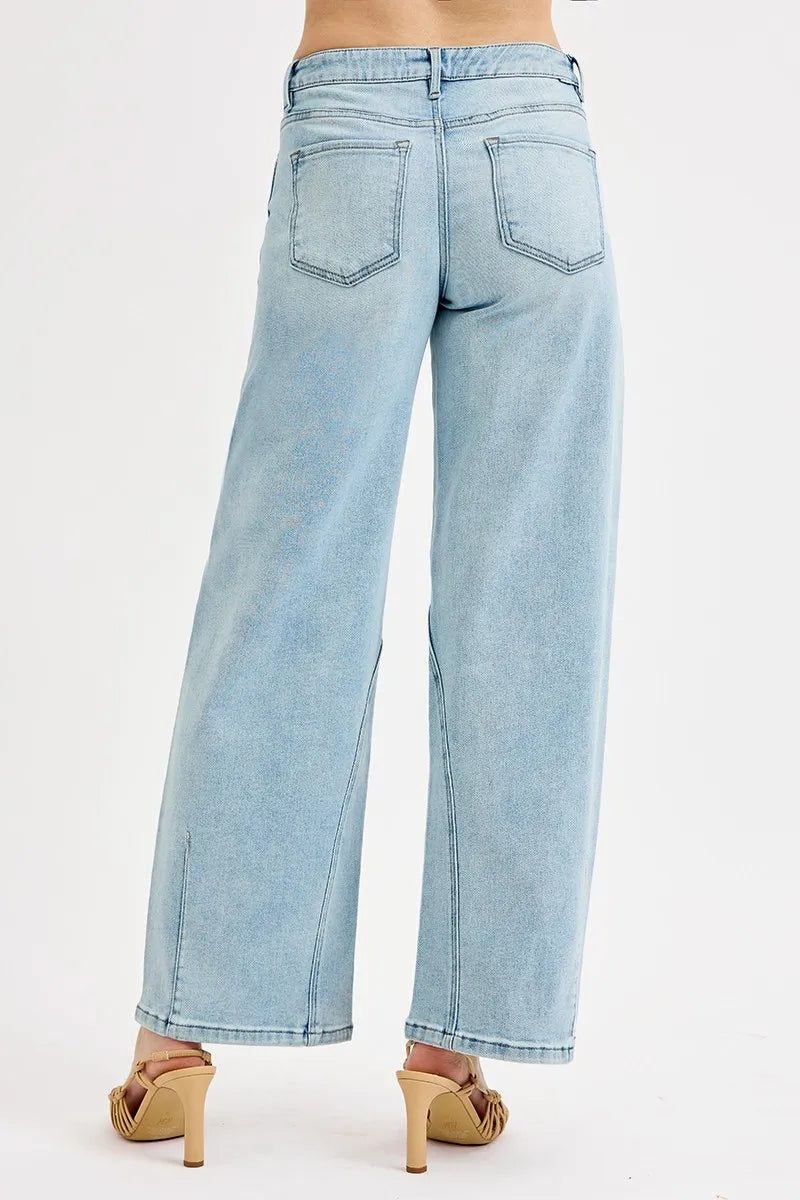 Kvinner: Moderne damejeans med middels midje og løse fatben for en avslappet, stilig look.