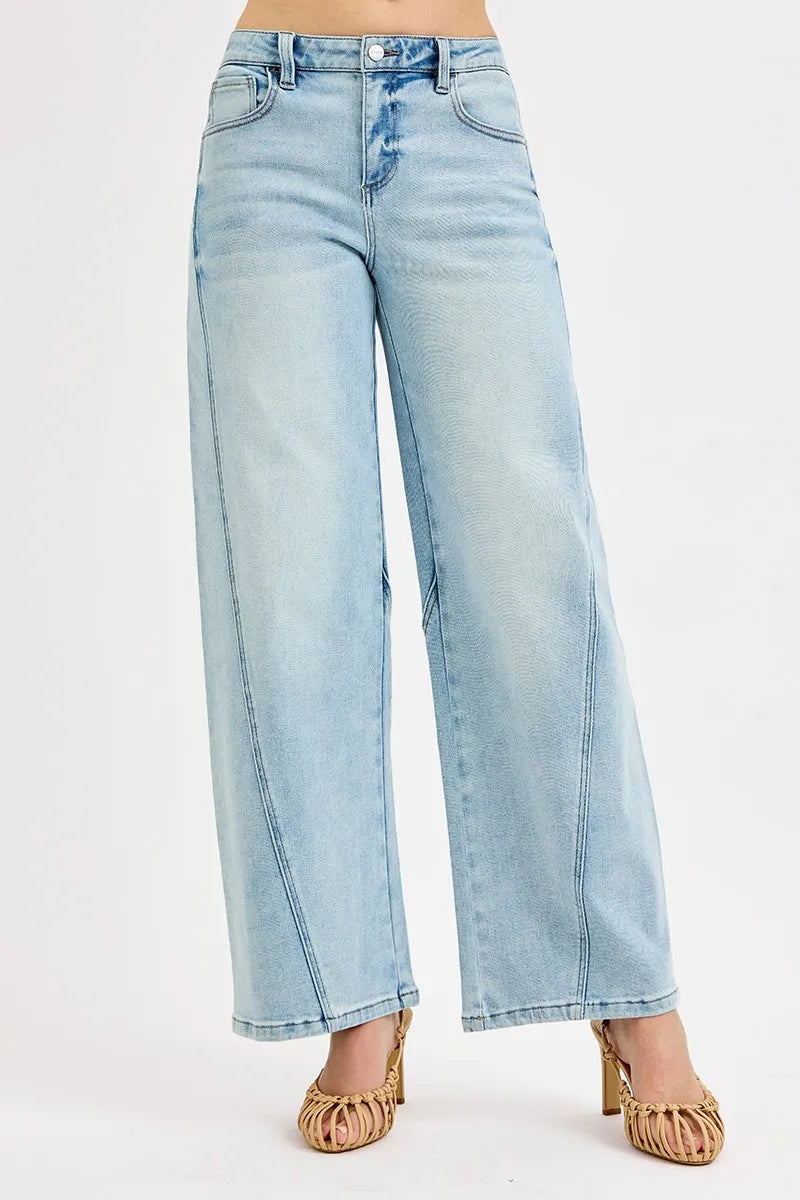 Allsidige damejeans med middels høyt liv og kule fatben, en komfortabel og moderne hverdagsfavoritt.