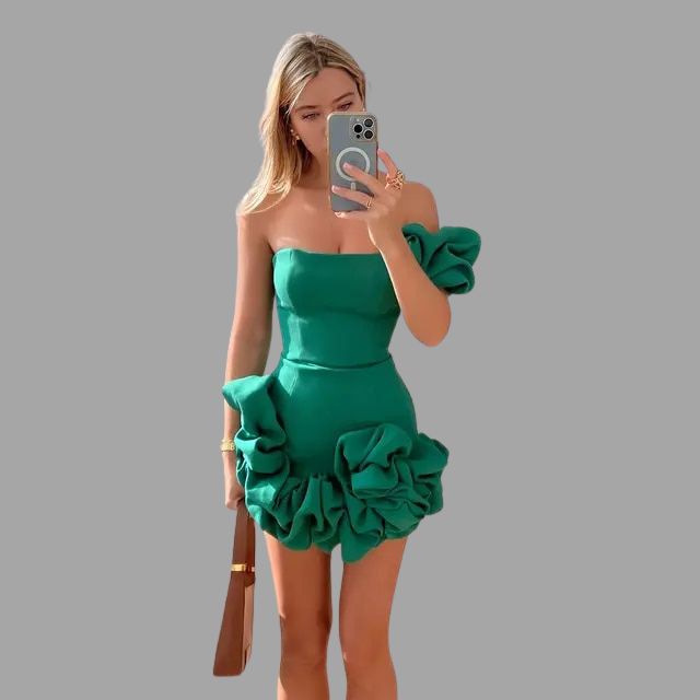 Moderne damekjole med én skulder og elegant fall. Bruk som cocktailkjole eller festkjole.