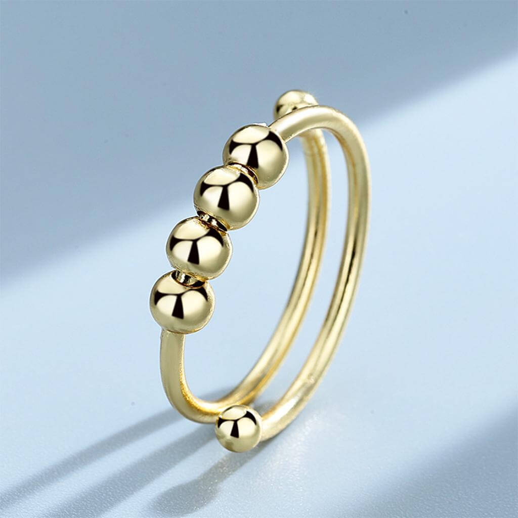Modischer Damenring als Angstlöser: Fidget Ring mit rotierenden Perlen, seitliche Ansicht.
