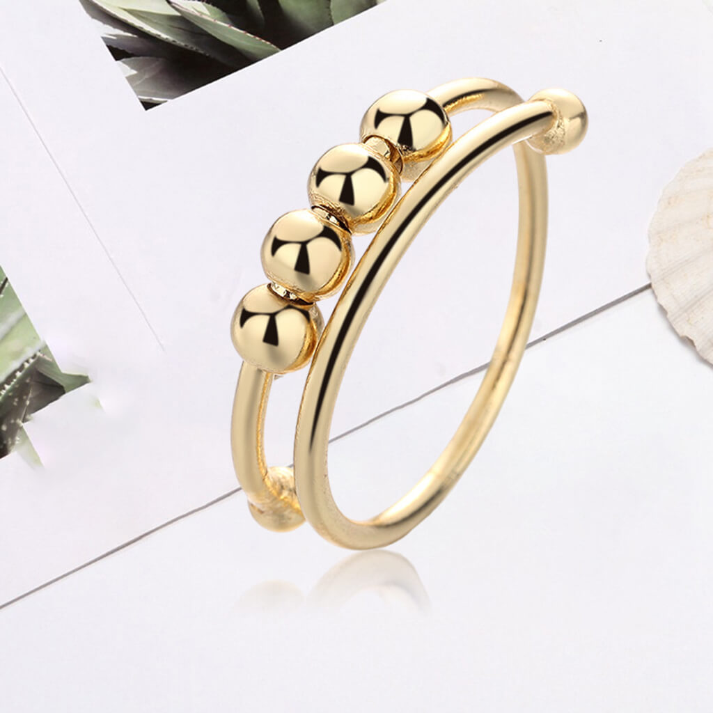 Detailansicht des drehbaren Fidget Rings für Damen, fokussiert auf die Textur der drehbaren Perlen.