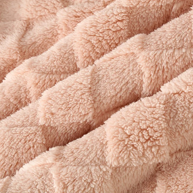 Detailaufnahme des karierten Stoffes vom Damen-Winter-Pyjama-Set, weich und flauschig