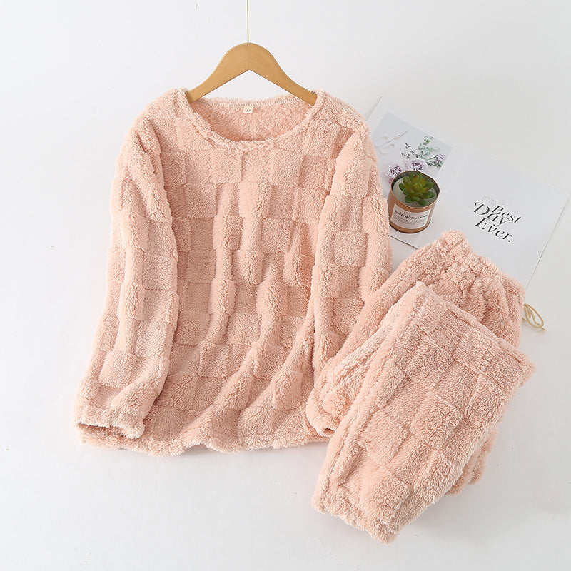 Frau trägt ein gemütliches kariertes Pyjama-Set, entspannt sich zu Hause im Winter