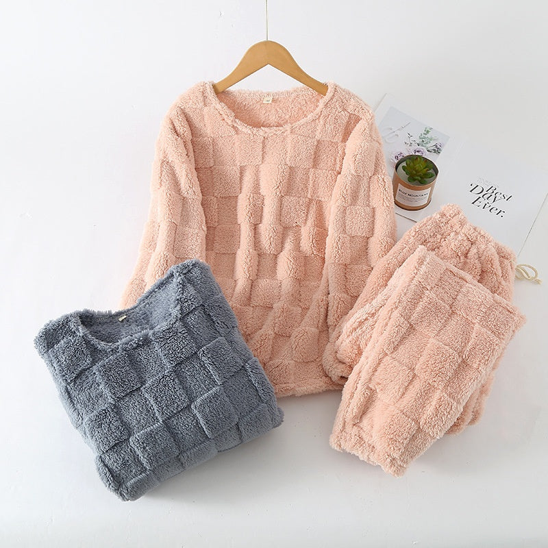 Komfortabler Damen-Schlafanzug in klassischem Karo-Muster, ideal für die kalte Jahreszeit