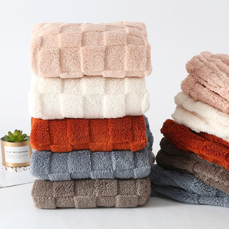 Weiches kariertes Pyjama-Oberteil und passende Hose für Damen, winterlich und bequem