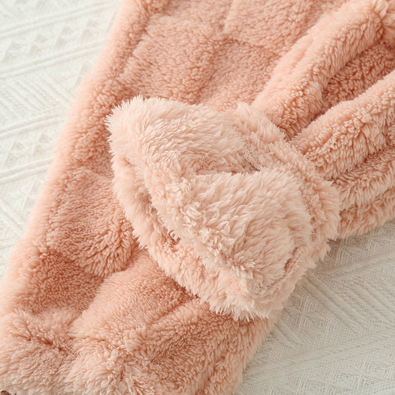 Geschenkidee: Damen-Pyjama-Set mit kariertem Design, perfekt zum Entspannen im Winter