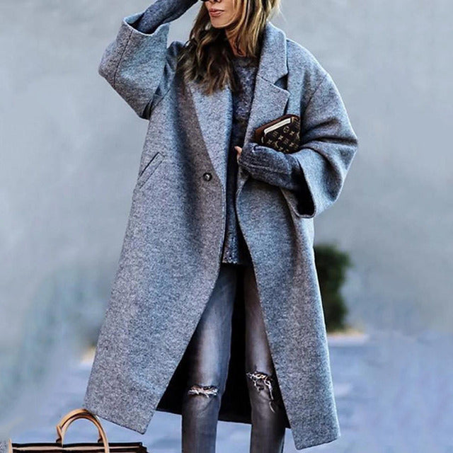 Langer Damen Wintermantel mit markantem Farbblockdesign und Knopfleiste, ein modisches Statement