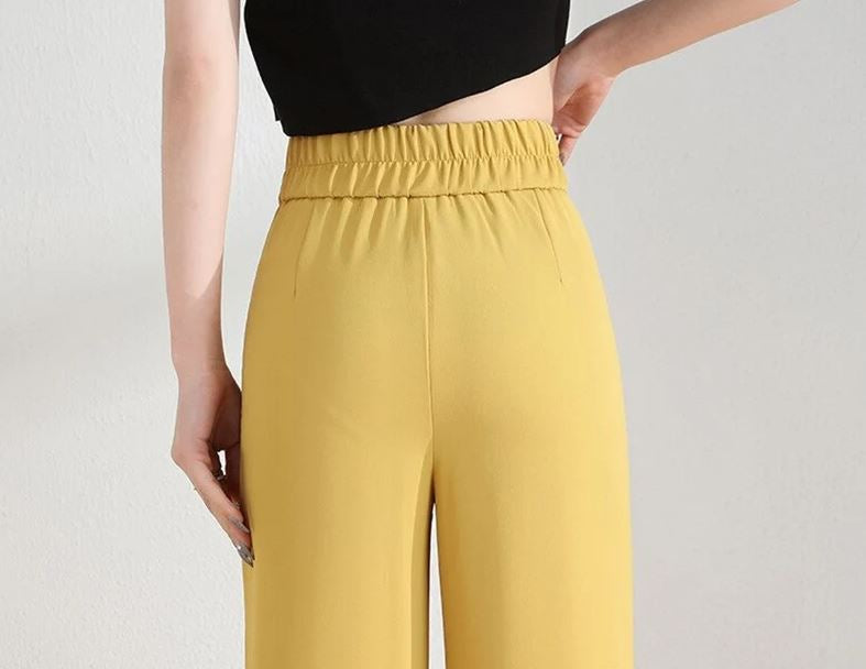 Damen Ultimate Weite Hose in Marineblau, hängend, zeigt eleganten Faltenwurf und weite Beine