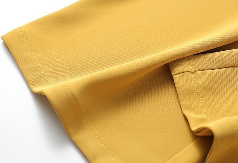 Model sitzt entspannt in Damen Ultimate Weite Hose in Beige, flexible Passform, optimaler Komfort