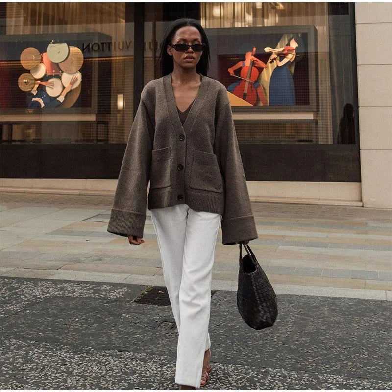 Detailansicht des V-Ausschnitts und der Taschen eines Damen Cardigans, hochwertige Verarbeitung