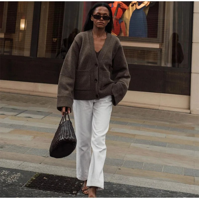 Gemütlicher Damen Strickjacke mit V-Ausschnitt und aufgesetzten Taschen, modischer Pullover