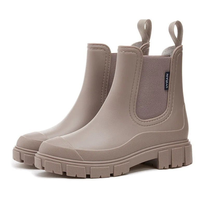 Modebewusste Damen-Knöchelregenstiefel in Schwarz, Chelsea-Stil, wasserdicht mit rutschfester Gummisohle.