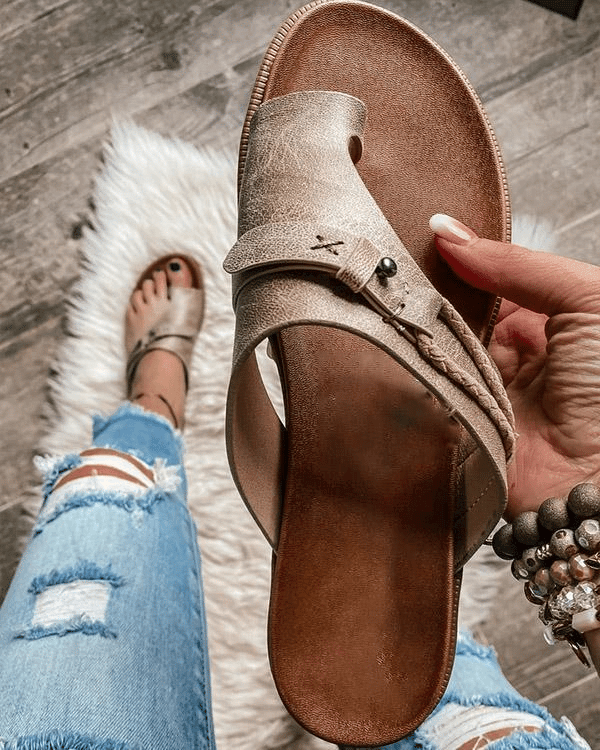 Detalj av damesandaler med ergonomisk fotbed og justerbare remmer. Perfekt komfort for fritid og sommer.