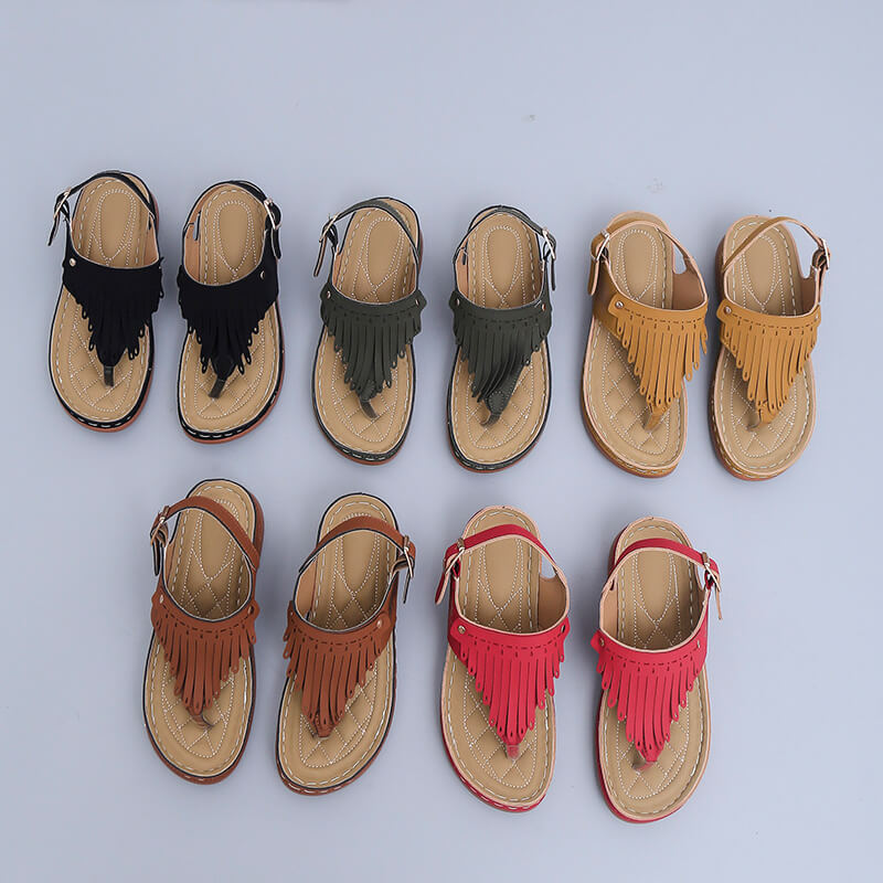 Enkel og elegant damesandal med kilehæl, fokus på dusker. Ideell for sommerbruk.