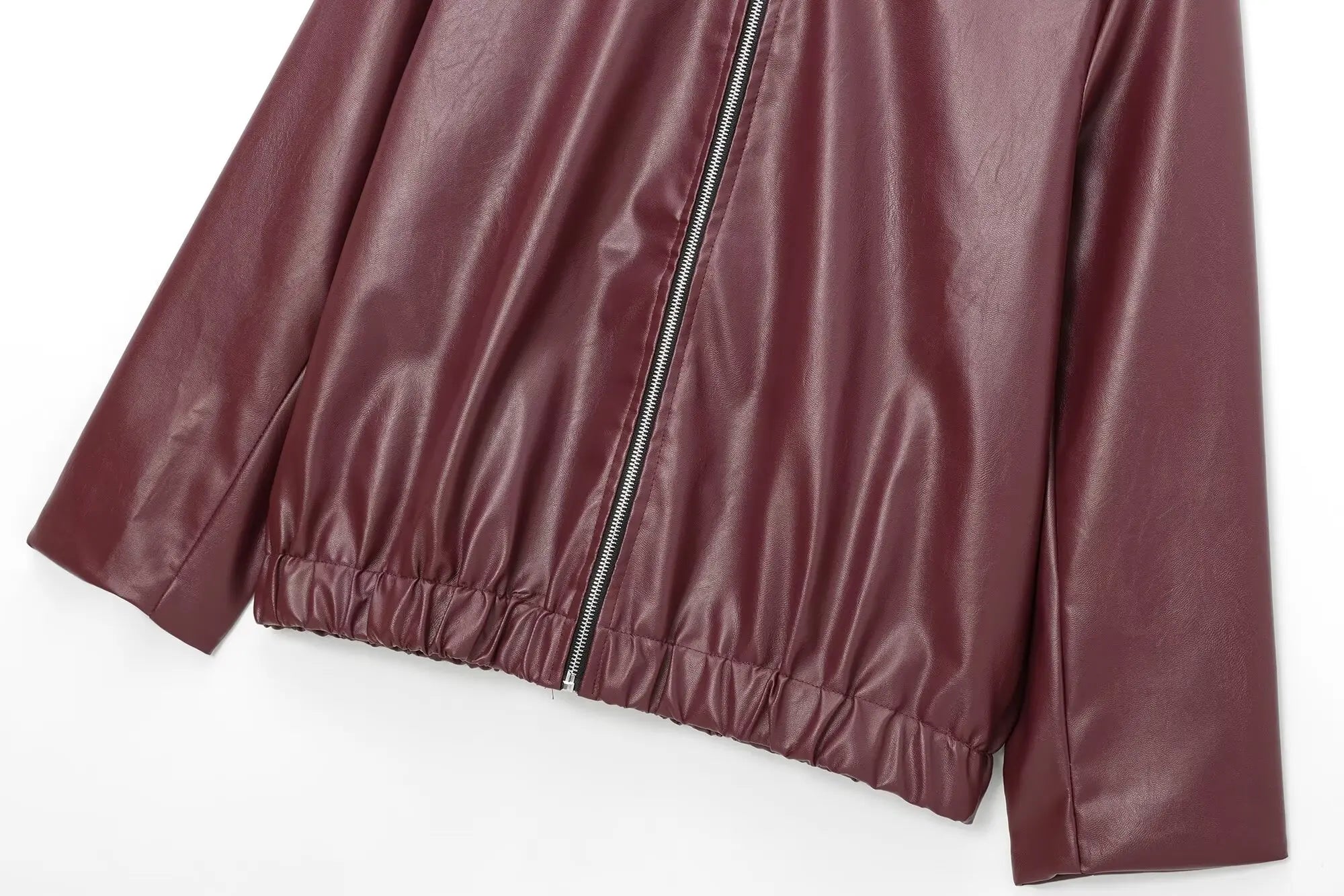 Klassisk dameskinnjakke med krage og glidelås. Et must-have for streetwear og avslappet hverdagsbruk.