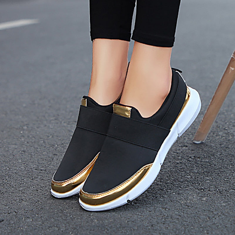 Kvinners slip-on sko i nøytral farge, med pustende materiale for optimal sommerkomfort.