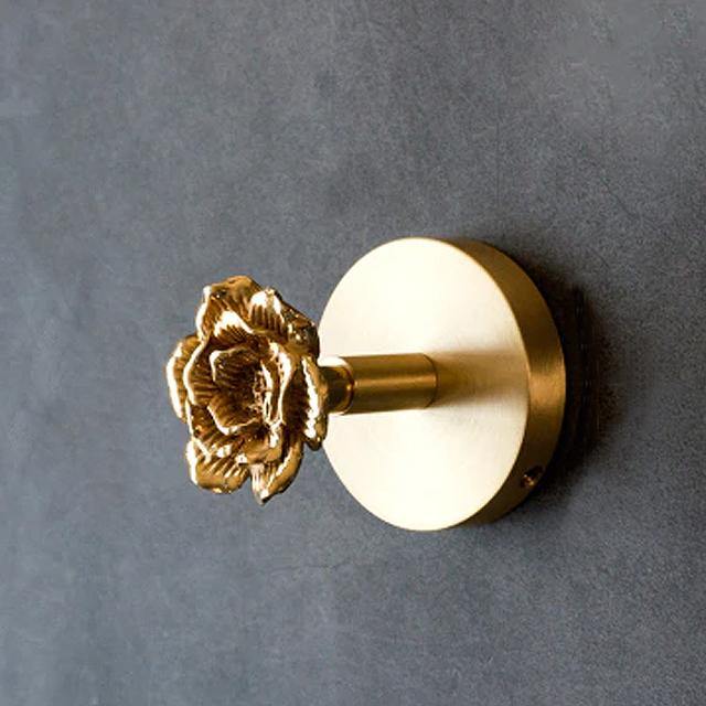 Stilig hestedyrekrok i bronse. Funksjonell veggkrok for oppheng av vesker eller håndklær, gir design til rommet.