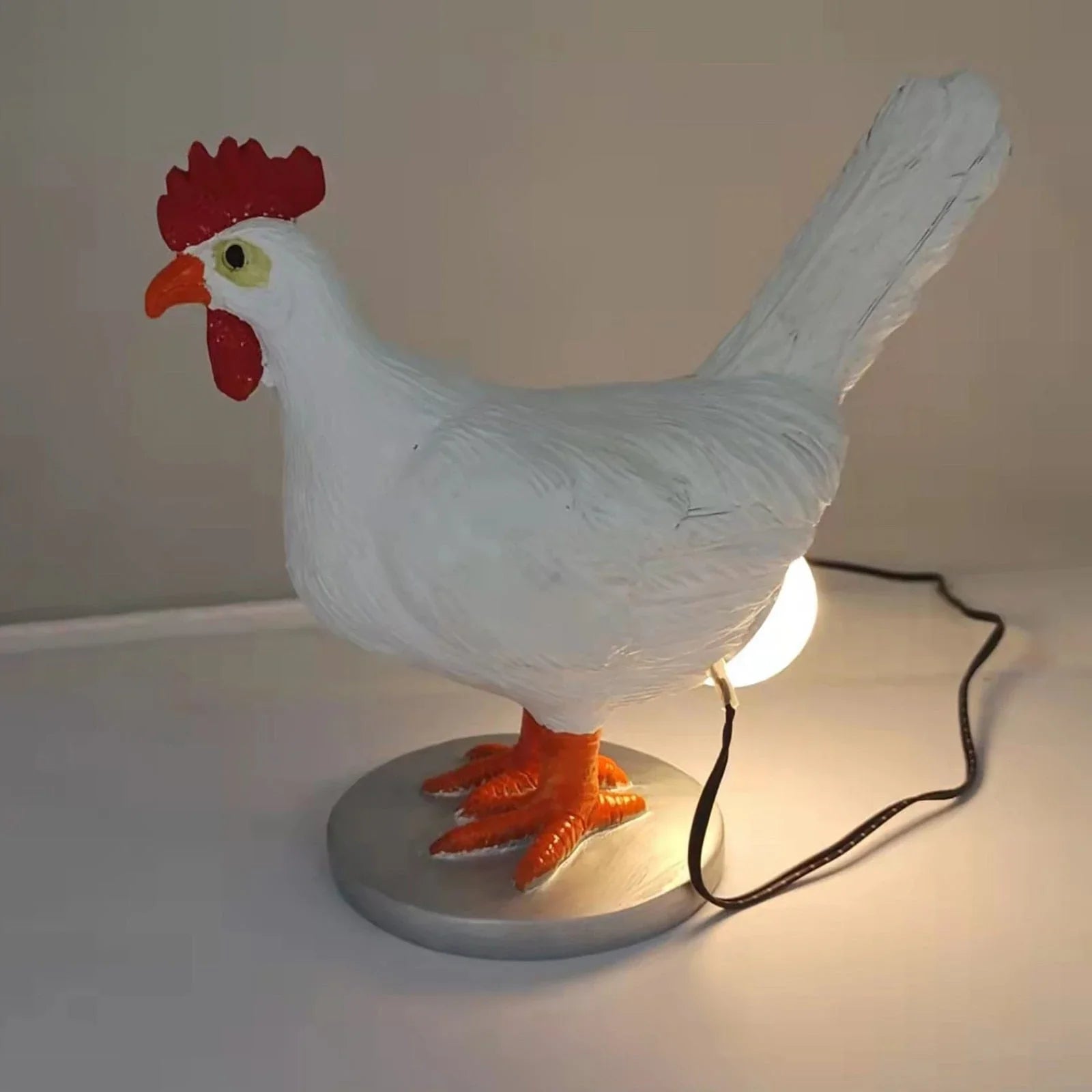Sjarmerende resin kyllinglampe. En unik gaveidé for dyreelskere og de som liker spesiell hjemmedekor.