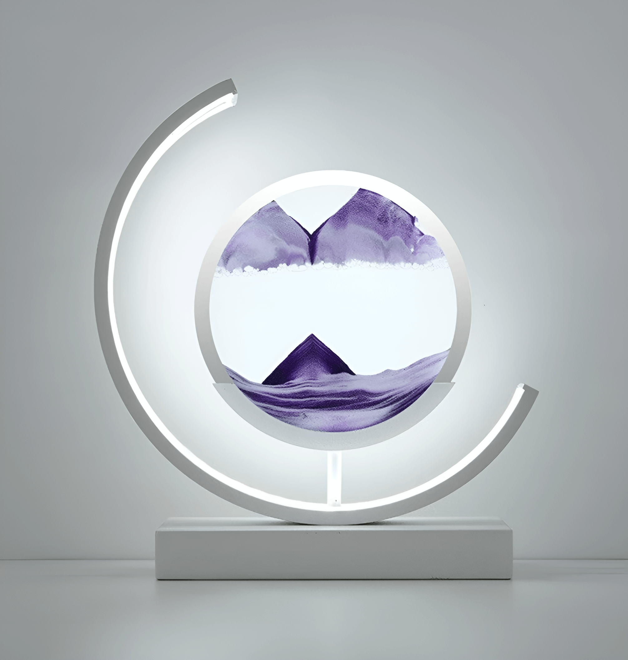 Stilfull timeglasslampe som viser hypnotisk sandkunst. En unik dekorasjon og belysning for hjemmet.