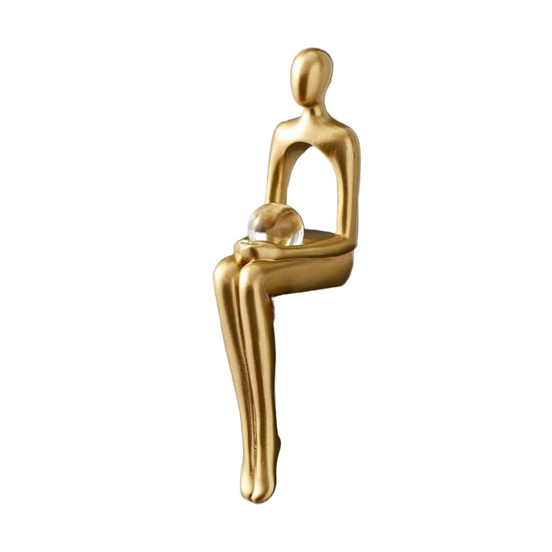Dekorative abstrakte statuetter for bokhylle. Moderne kunstnerisk interiørdesign.