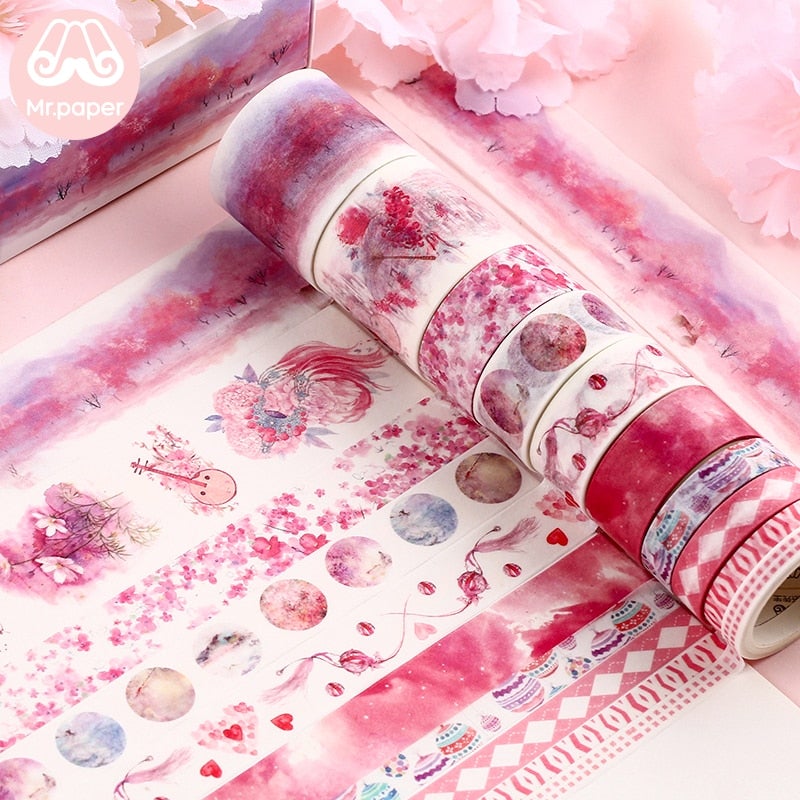 Kreativt washi tape med ulike design for å pynte gaver og kontorartikler.