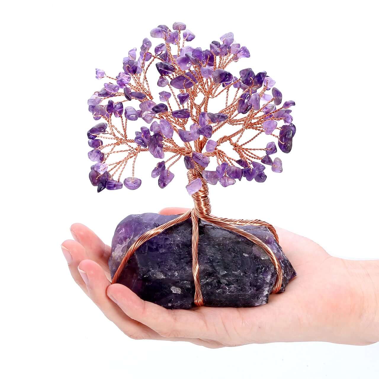 Vakkert bonsai krystalltre med fargerike edelstener. Ideelt for interiørdekorasjon.