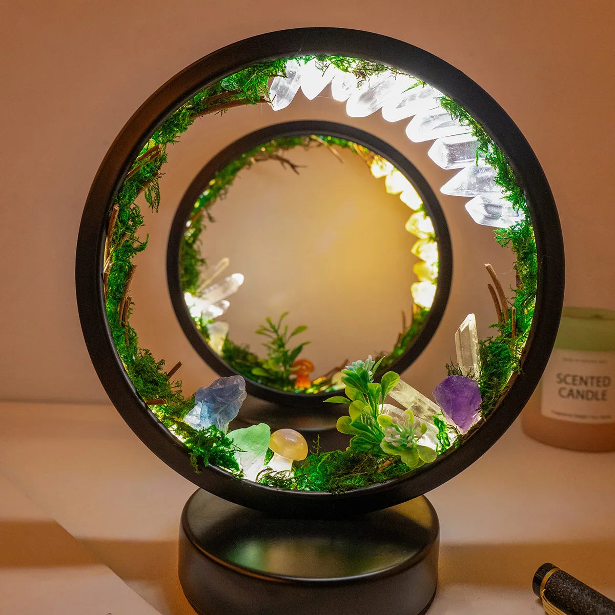 Moderne bordlampe med kunstige planter, ekte krystaller og sirkulær design for hjemmedekor.
