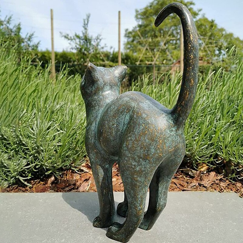 Elegant hagefigur: Detaljert katt i harpiks. Skap hagemagi med denne værbestandige utendørsdekoren for hagen.