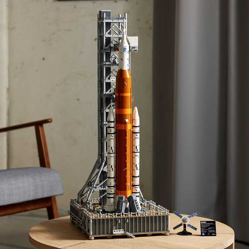 Ferdigbygd NASA Artemis romfartsmodell, et samlerobjekt og detaljert byggesett for voksne hobbyentusiaster.