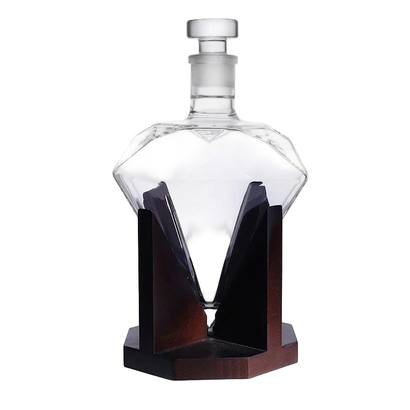 Diamantformet whiskykaraffel i krystall med elegant treholder for menn. Perfekt hjemmebar tilbehør.