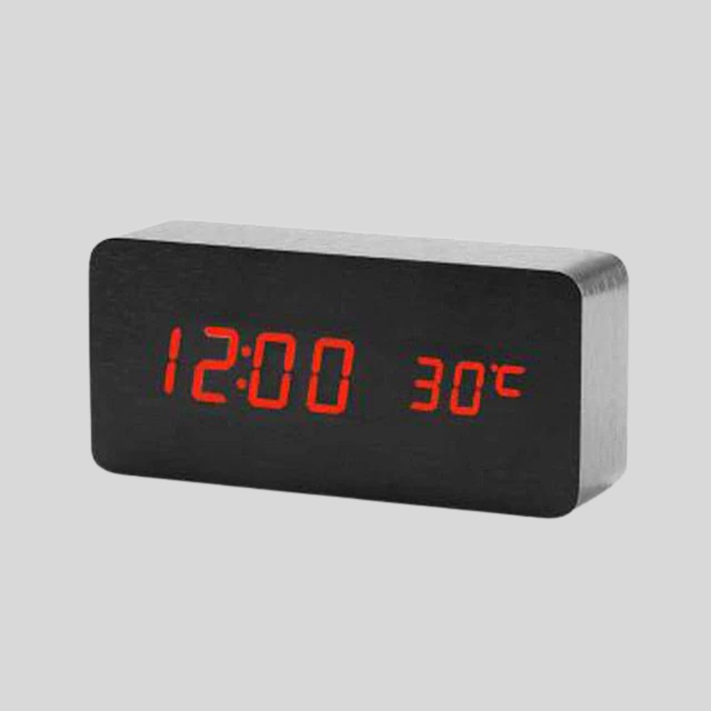 Digital vekkerklokke med stor LED-skrift, ideal for nattbord og soverom.