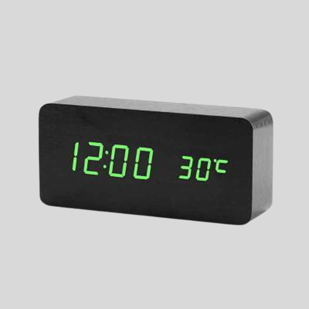 Hjemmeinteriør: Moderne digital vekkerklokke med LED, temp-visning og stemmeaktivering.