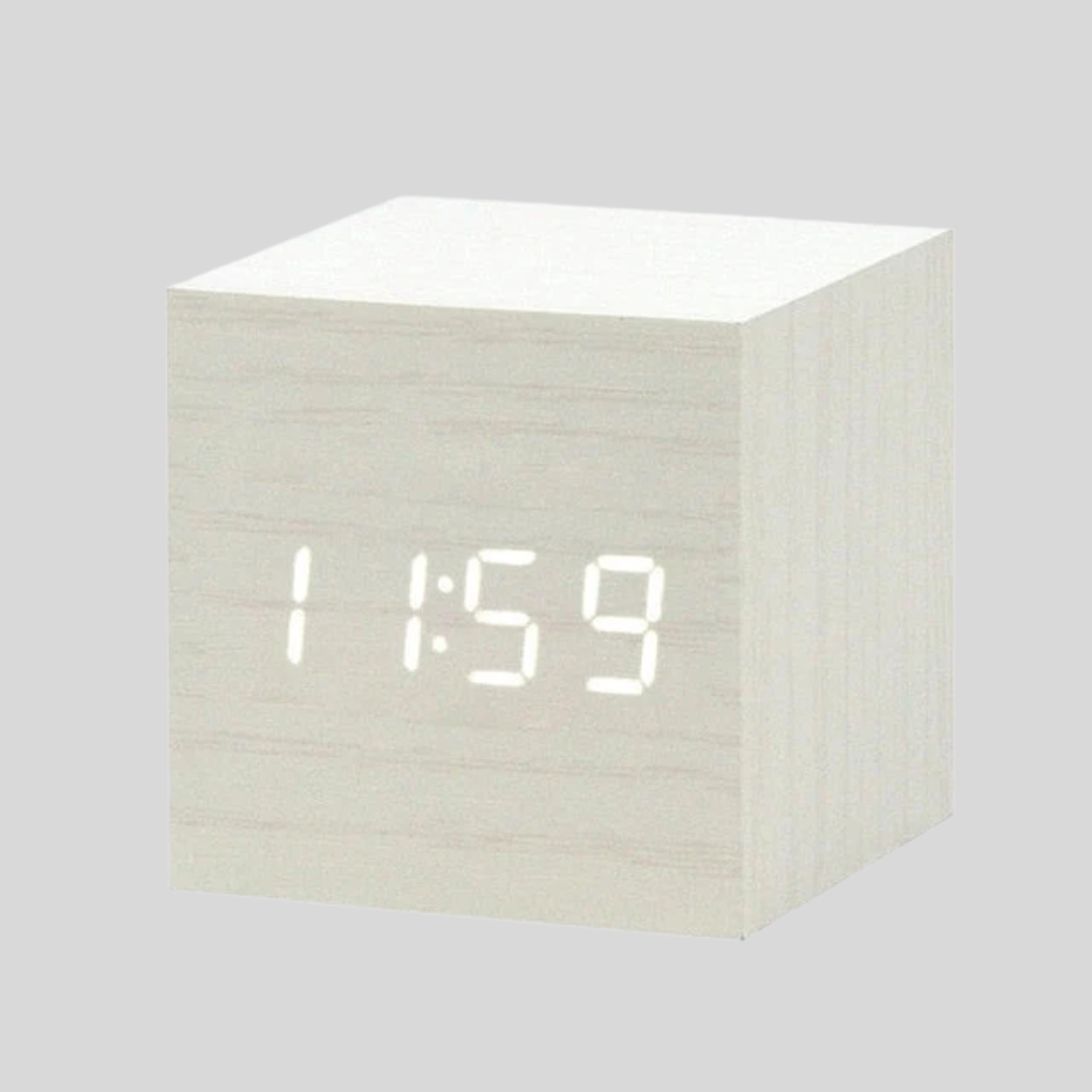 Multifunksjonell digital vekkerklokke: LED-skjerm, temperatur, alarm og stemmeaktivering.