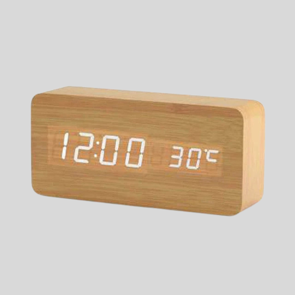 USB-drevet digital vekkerklokke med LED-skjerm og stemmeaktivert alarm.