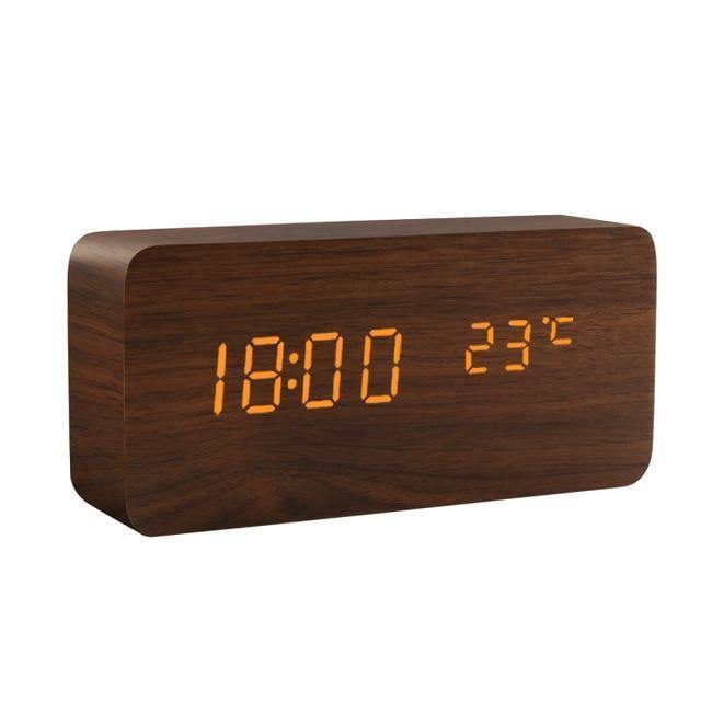 Kompakt digital vekkerklokke med stemmestyring og slumrefunksjon. Elegant design.