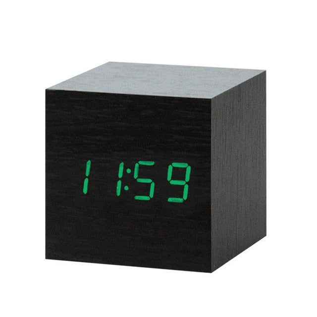 Stilren digital vekkerklokke. Har talekontroll, LED-display og USB-lading for praktisk bruk.