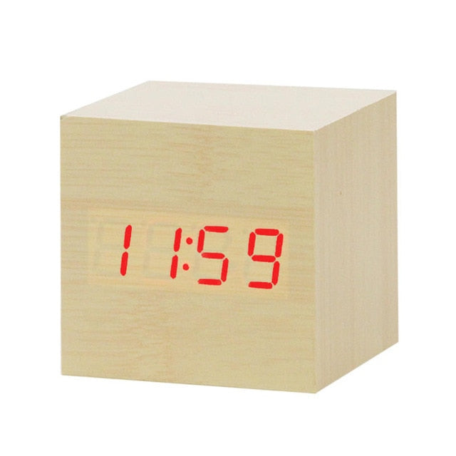 Digital klokke med talekontroll, ideal for soverommet. Har USB-lading og klart LED-display.