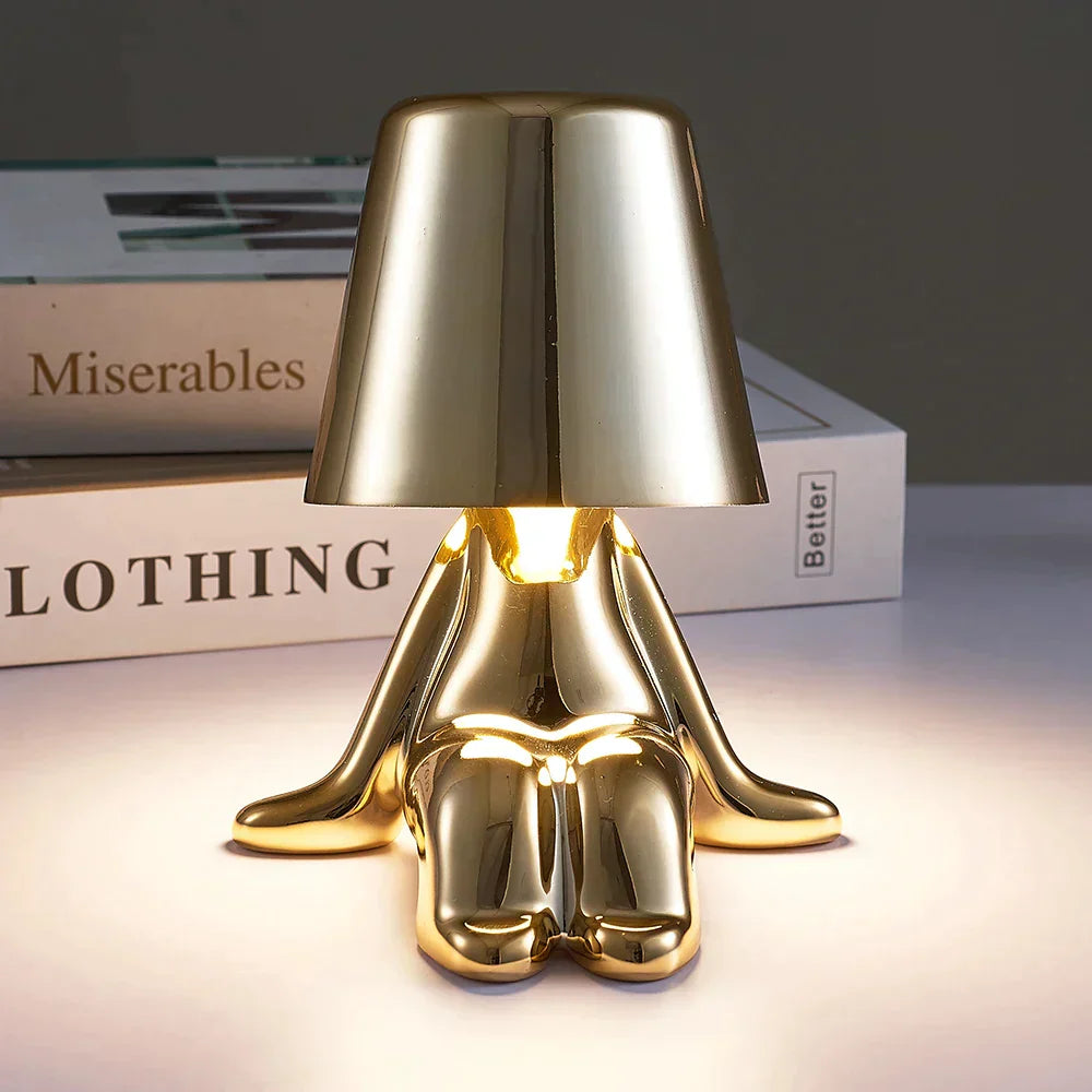 Luksuriøs dimmbar bordlampe i gull. Skaper en sofistikert touch i interiøret.