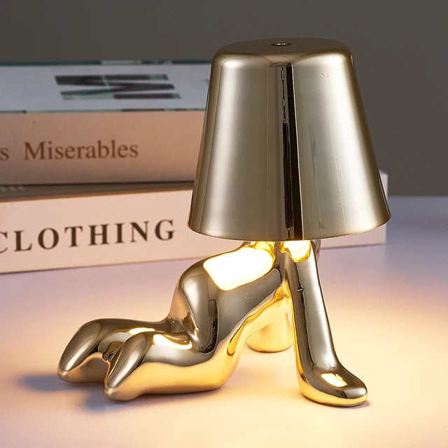 Stilren sølv dimmbar lampe. Justerbar belysning for soverom og stue.