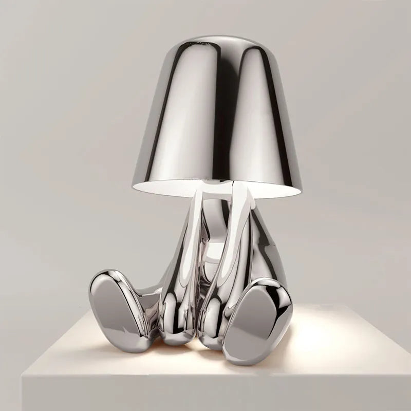 Dimmbar LED bordlampe i sølv for kontor. Fokuserbar og øyevennlig belysning.