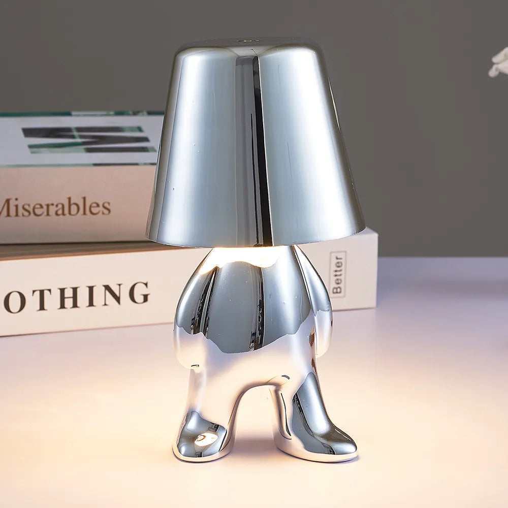 Interiør dimmbar bordlampe. Moderne design med LED i gull og sølv.