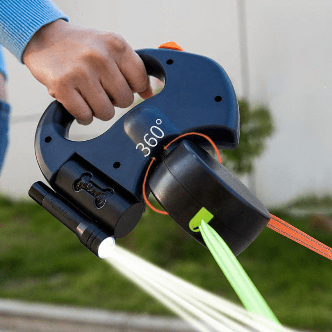 Effektivt dobbeltbånd for to hunder med roterende swivel, sikrer komfortabel og flokefri tur. Sterkt og holdbart.